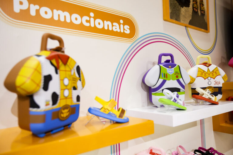 Ao infinito e além: Toy Story 5 é inspiração para coleções de calçados infantis